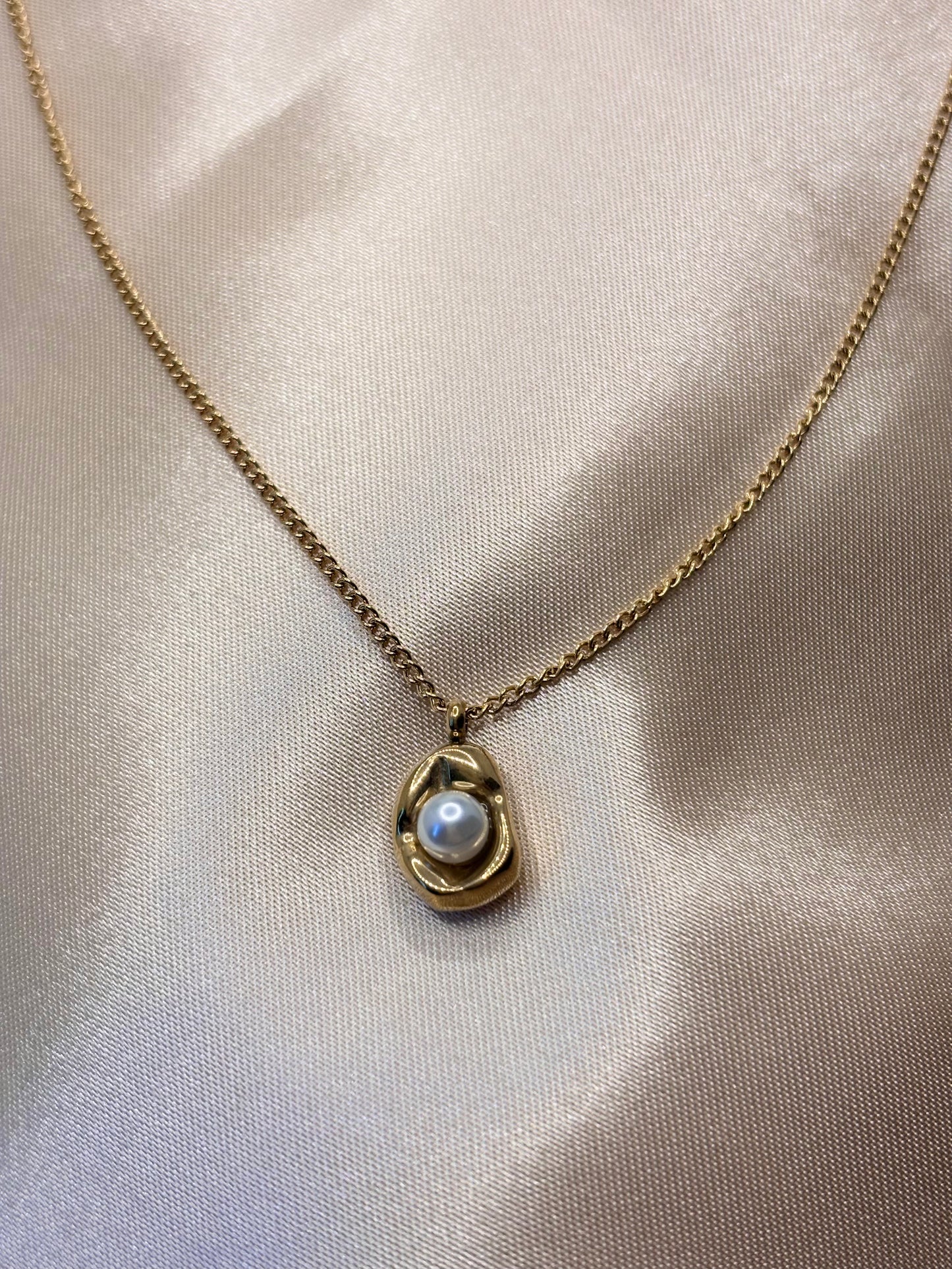 Aurora Pearl Necklace & Pendant